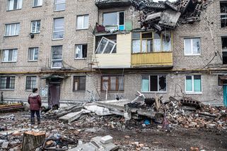 Jako islámští teroristé. Rusové se děsivým způsobem chlubí řezáním hlavy Ukrajince - Novinky